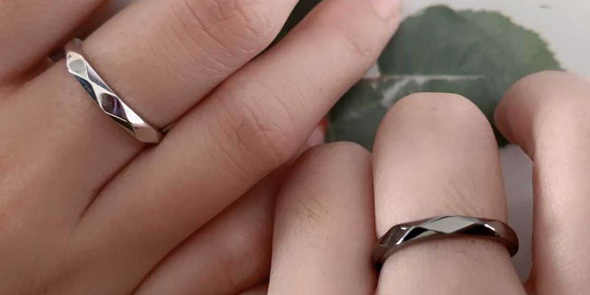 Can men wear promise rings?